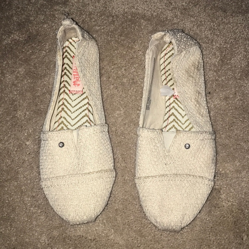 White textured flats